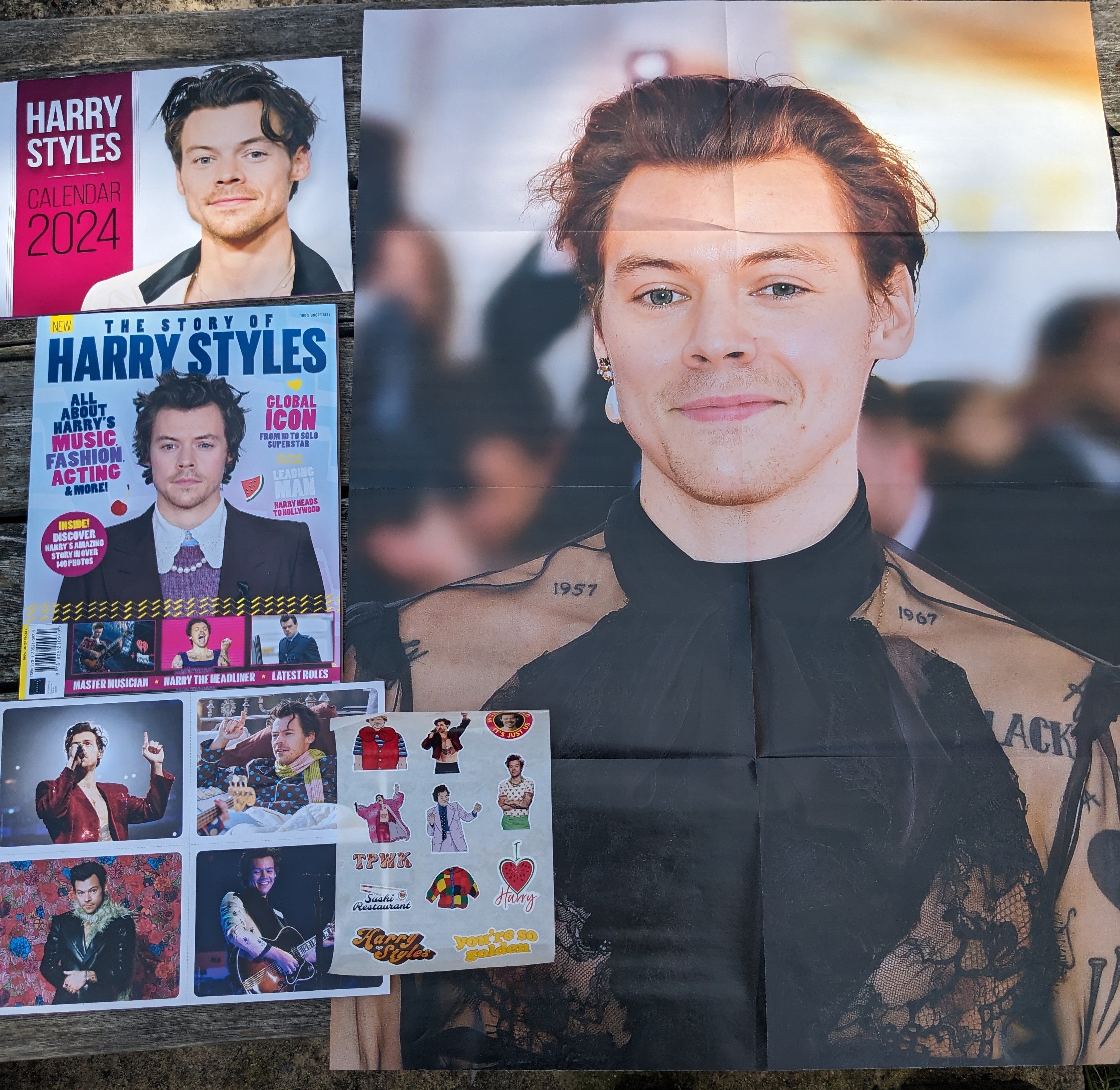 HARRY STYLES ULTIMATE FANPACK (MAGAZINE, STICKERS, POSTERS, ART CARDS ...